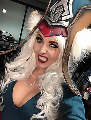 Spicy chick Jessica Nigri soaps up sexy big breasts