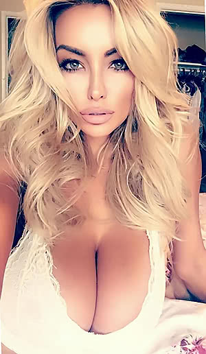 Spicy Lindsey Pelas flashing her tits