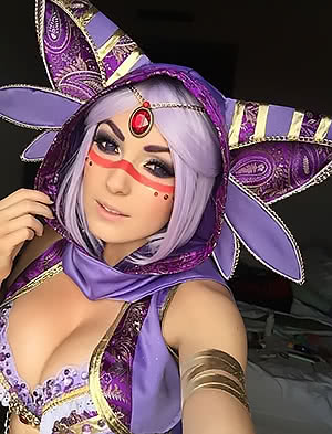 Charming chick Jessica Nigri exposes her unbelievable bag