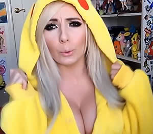 Sexy beauty Jessica Nigri shows her awesome bosoms