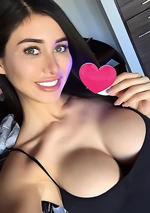 Spicy fox Joselyn Cano teases with beautiful bag