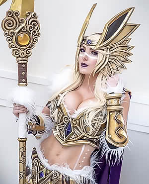 Exciting doll Jessica Nigri exposes her pretty tits